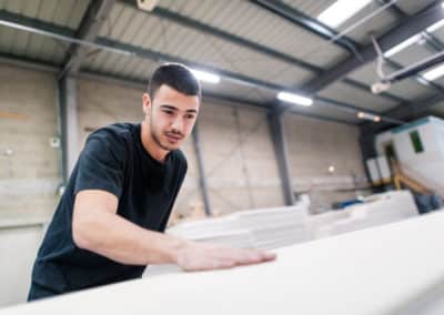 ouvrier d'usine en action de travail