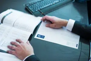 Photographe reportage corporate détail mains de dirigeant sur contrat