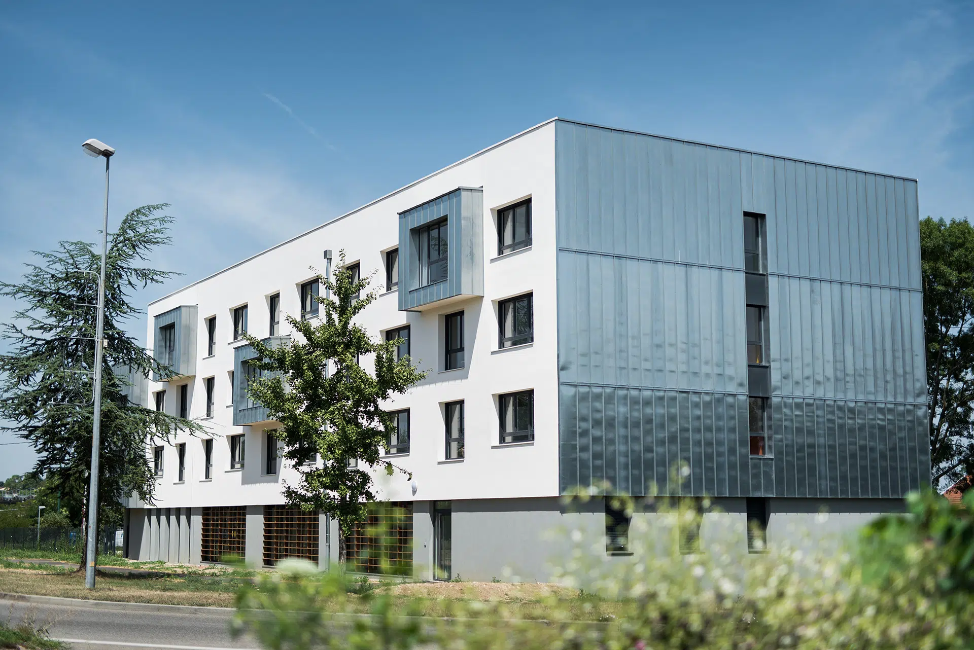 Architecture moderne du Campus de la Construction à Villefontaine, valorisé pour la CAPI.