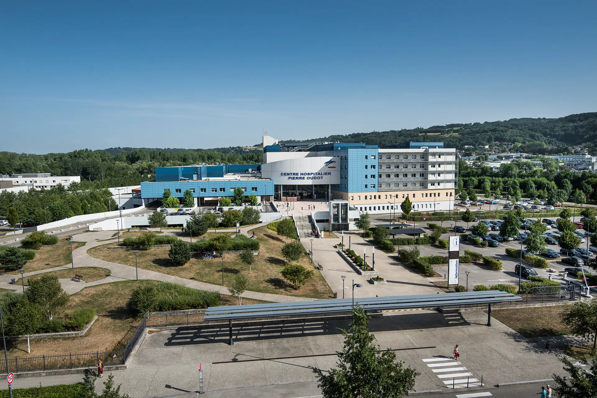 Vue d'ensemble du Médipôle de Bourgoin-Jallieu, infrastructure de santé majeure en Nord-Isère.