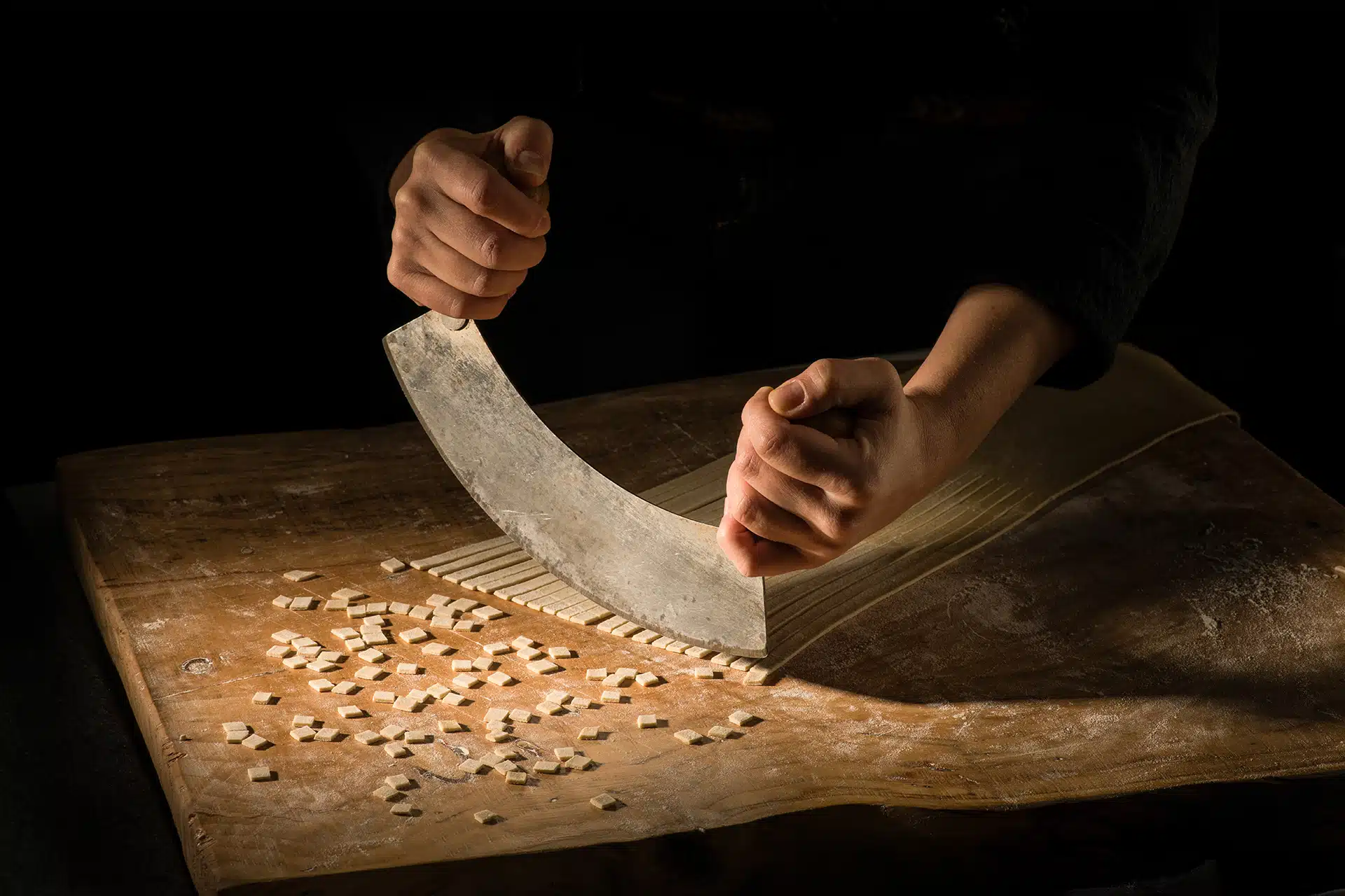 Photographie publicitaire culinaire mettant en valeur le geste artisanal et le savoir-faire.